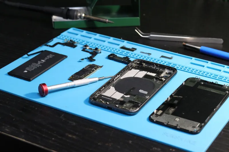 You Won the Right to Fix Your Phone. Good Luck Actually Getting the Parts.